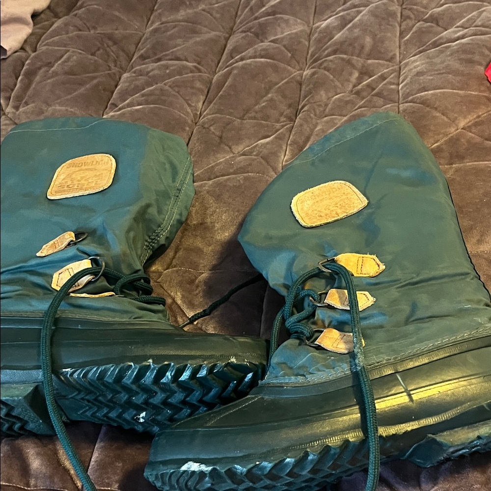 Sorel Dark Green Ankle Boots with Tan Accents